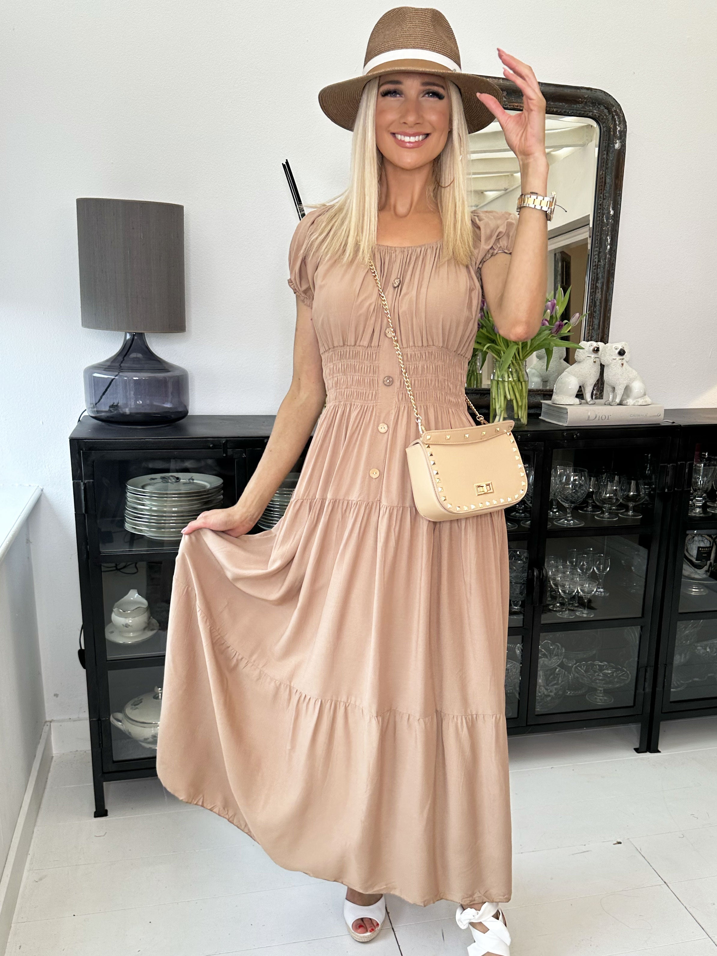 Finalia Plain - Lång söt klänning med puffade ärmar och elastisk midja - Black